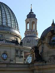 Bild: Spitze der Frauenkirche Dresden in nachbarschaft zur Kunsthochschule