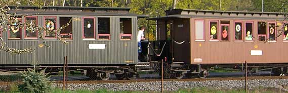 Abbildung des Osterhasen-Express der Traditionsbahn Radebeul e. V. mit Link zum aktuellen Fahrplan der Traditionsbahnen.